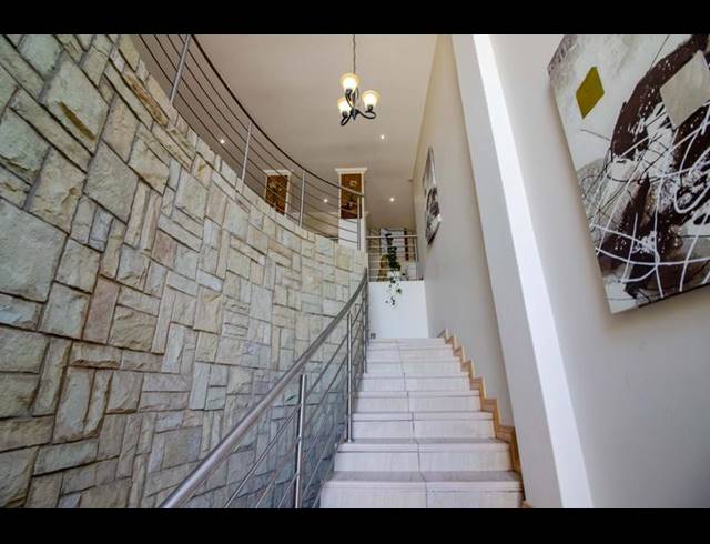 4 BEDROOM HOUSE FOR SALE IN CONSTANTIA KLOOF